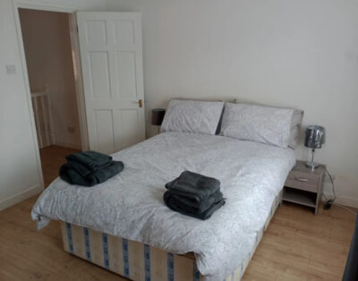 1 Bedroom Flat close to Town Centre, Railway and Buses.